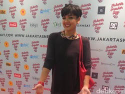 Nirina Zubir Berbagi Tips Tampil Stylish dengan Sneakers