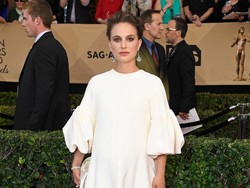 Natalie Portman Tampil Modest dan Elegan Saat Hamil di SAG Awards