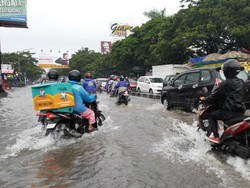 Hujan Deras, Jalan Protokol di Makassar Tergenang