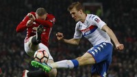 Wayne Rooney berebut bola dengan Dan Burn. Pool/Jason Cairnduff/Reuters/detikFoto.