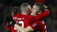 Bastian Schweinsteiger merayakan gol bersama Wayne Rooney. Pool/Jason Cairnduff/Reuters/detikFoto.
