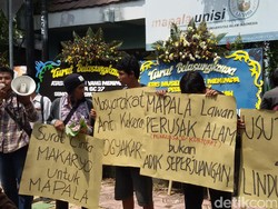 Kecam Kekerasan, Aktivis Tabur Bunga di Sekretariat Mapala UII