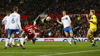 Schweinsteiger menambah keunggulan MU menjadi 4-0 di menit ke-82. Dari posisi membelakangi gawang, Schweini melakukan gerakan akrobatik untuk mendorong bola sundulan Ander Herrera ke dalam gawang. Pool/Jason Cairnduff/Reuters/detikFoto.