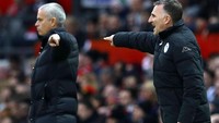 Jose Mourinho dan Warren Joyce memberikan pengarahan kepada para pemain. Pool/Phil Noble/Reuters/detikFoto.
