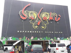 Ini Tempat Belanja Oleh-oleh Lengkap di Senggigi, Lombok