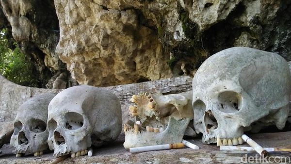 Foto: Makam Toraja yang Dilecehkan Pose Wisatawan