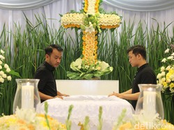 Ayah Meninggal Dunia, Ruben dan Jordy Onsu Tak Berhenti Menangis