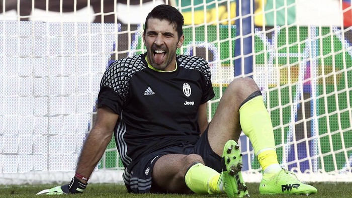 Football Soccer - Sassuolo v Juventus - Italian Serie A - Mapei stadium, Reggio Emilia, Italy - 29/01/17 - Juventus goalkeeper Gianluigi Buffon before the match .       REUTERS/Alessandro Garofalo