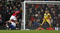 Marouane Fellaini menyundul bola yang berbuah gol ke gawang Wigan di menit ke-44. Pool/Jason Cairnduff /Reuters/detikFoto.