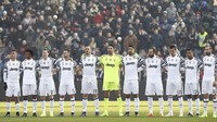 Sebelum kickoff di pekan ke-22 ada sesi mengheningkan cipta untuk korban hotel rubuh di Farindola (Foto: REUTERS/Alessandro Garofalo)