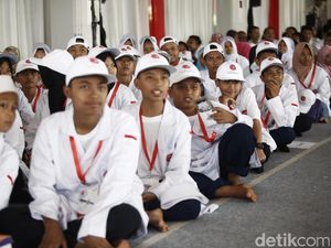 Wajah Semringah Para Pelajar yang Mendapat Bantuan Pustaka Digital