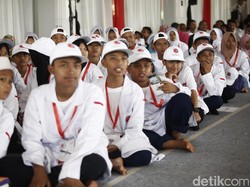 Wajah Semringah Para Pelajar yang Mendapat Bantuan Pustaka Digital