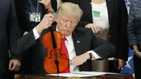 Ketika Trump Tanda Tangan Jadi Bahan Photoshop Kocak