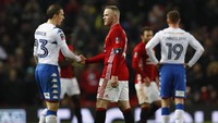Wayne Rooney berjabat tangan dengan Stephen Warnock usai pertandingan. Dengan kemenangan ini, MU lolos ke babak kelima Piala FA. Pool/Jason Cairnduff/Reuters/detikFoto.