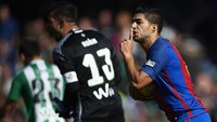 Luis Suarez mengamankan satu angka buat Barca, yang sebelum itu tertinggal 0-1 dari Betis, lewat gol di menit-menit akhir. (Aitor Alcalde/Getty Images).