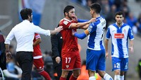 Sempat ada ketegangana antara Gerard Moreno dari Espanyol dengan Pablo Sarabia dari Sevilla (David Ramos/Getty Images).
