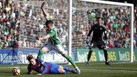 Di Benito Villamarin, Barcelona mendapat perlawanan alot dari tuan rumah Real Betis sampai akhirnya berimbang 1-1 (REUTERS/Jon Nazca).