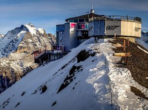 Nostalgia Bareng James Bond di Restoran Berputar Swiss