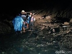 Trenggalek-Ponorogo Longsor Lagi, Dua Mobil Terjebak