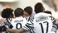 Juventus merayakan kemenangan yang spesial mengingat rival-rivalnya seperti Napoli dan AS Roma kehilangan angka (Foto: REUTERS/Alessandro Garofalo)