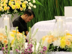 Hujan Deras Iringi Pemakaman Ayah Ruben Onsu