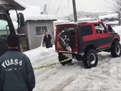 Wajib Tonton, Aksi Suzuki Jimny Menarik Truk 10 Ton di Salju