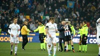 AC Milan harus menyesali kekalahan mereka tersebut karena jarak dengan empat besar jadi menjauh (Foto: Getty Images/Dino Panato)