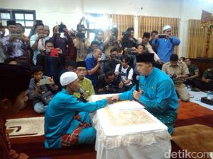 Wali Kota Jambi Syarif Fasha Islamkan 181 Warga Suku Anak Dalam