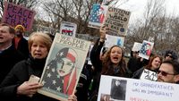 Tolak Kebijakan Imigrasi Trump, Warga AS Dukung Umat Muslim