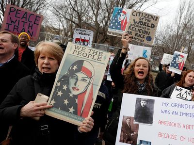 Tolak Kebijakan Imigrasi Trump, Warga AS Dukung Umat Muslim