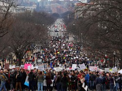 Ribuan Warga di Washington DC Memprotes Kebijakan Imigrasi Trump