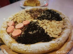 Pizza Nagih: Bisa Pilih Topping dan Saus Pizza Manis Sesuai Selera di Gerai Ini
