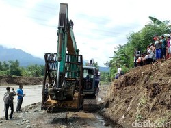 Ratusan Warga Hentikan Paksa Empat Proyek Normalisasi Sungai