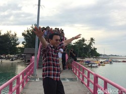 Singgah di Jembatan Cinta Pulau Tidung, Ahok: Biar Tambah Cinta