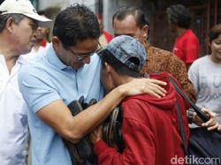 Menangis di Pelukan Sandiaga, Pedagang ini Sampaikan Keluhannya