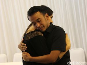 Pelukan Hangat Jessica Iskandar untuk Ruben Onsu