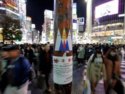 Anti-Trump, Street Artist Jepang Tempel Stiker di Jalanan Kota Shibuya