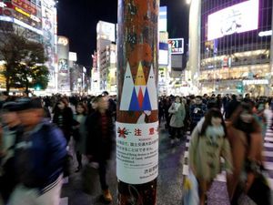 Anti-Trump, Street Artist Jepang Tempel Stiker di Jalanan Kota Shibuya Anti-Trump, Street Artist Jepang Tempel Stiker di Jalanan Kota Shibuya