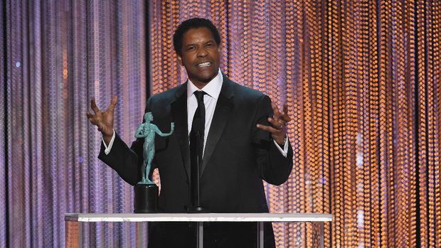 LOS ANGELES, CA - JANUARY 29: Actor Denzel Washington accepts Outstanding Performance by a Male Actor in a Leading Role for 'Fences' onstage during The 23rd Annual Screen Actors Guild Awards at The Shrine Auditorium on January 29, 2017 in Los Angeles, California. 26592_014 (Photo by Kevin Winter/Getty Images )