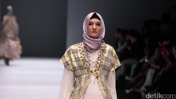Foto: Koleksi Anniesa Hasibuan di Jakarta Fashion Week 2017