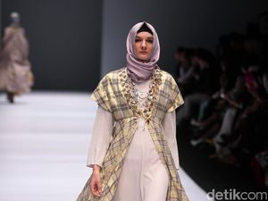 Foto: Koleksi Anniesa Hasibuan di Jakarta Fashion Week 2017