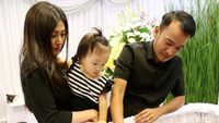 Sarwendah Setia Temani Ruben Onsu Lepas Sang Ayah