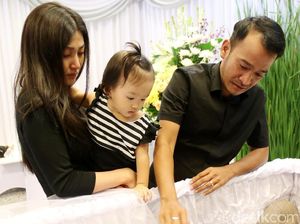 Sarwendah Setia Temani Ruben Onsu Lepas Sang Ayah