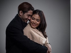 Ketika Adinia Wirasti Dipeluk Mesra Reza Rahadian