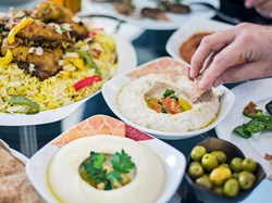 Sunnah Rasulullah Jilat Jemari Tangan setelah Makan