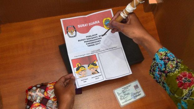 Anggota Panitia Pemilihan Kecamatan (PPK) mempraktekkan cara menyoblos surat suara calon tunggal saat simulasi pemungutan dan penghitungan suara Pilkada di Pati, Jawa Tengah, Senin (9/1). Simulasi tersebut untuk memberikan pemahaman kepada petugas Panitia Pemungutan Suara (PPS) tentang tata kerja dan tugas pada pilkada dengan calon tunggal yang bertujuan guna mengeliminasi tingkat kesalahan pada Pilkada 15 Febuari 2017 mendatang. ANTARA FOTO/Yusuf Nugroho/kye/17.