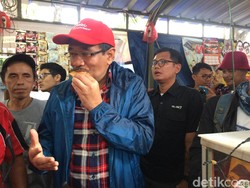 Tunggu Hujan, Djarot Jajan Tempe dan Teh Hangat di Palmerah