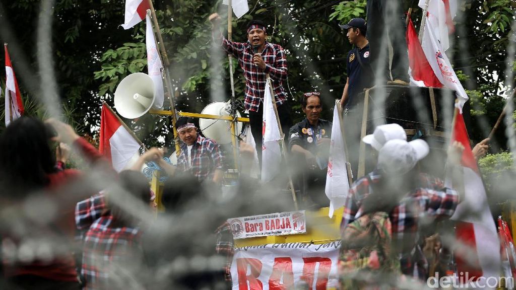 Adu Orasi Massa Pro vs Kontra Ahok Adu Orasi Massa Pro vs Kontra Ahok