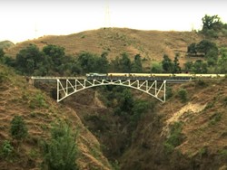 Tak Sampai Rp 10 Ribu, Naik Kereta di Lembah Himalaya yang Cantik