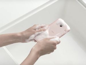 Kyocera Rafre, Ponsel Android yang Bisa Dicuci Pakai Sabun